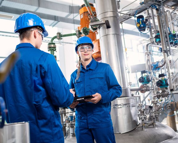 Chemikanten bei der Arbeit