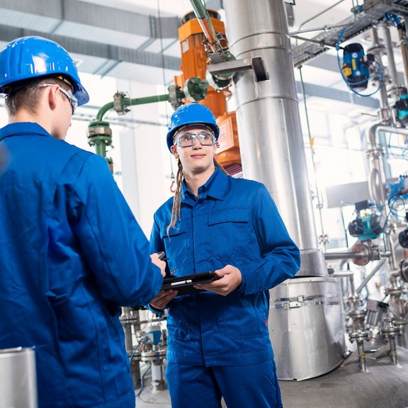 Chemikanten bei der Arbeit